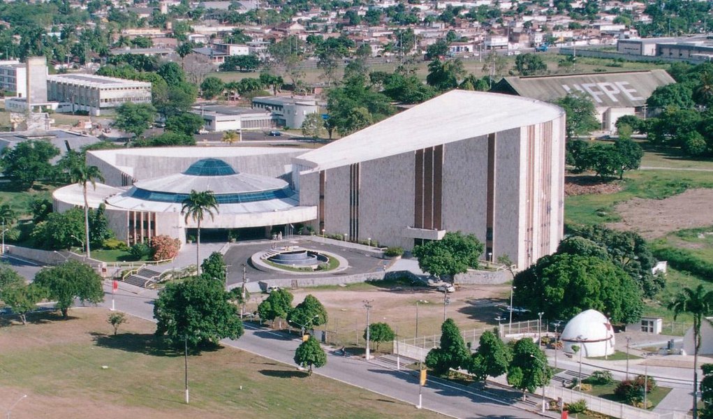 Professores da UFPE decretam greve