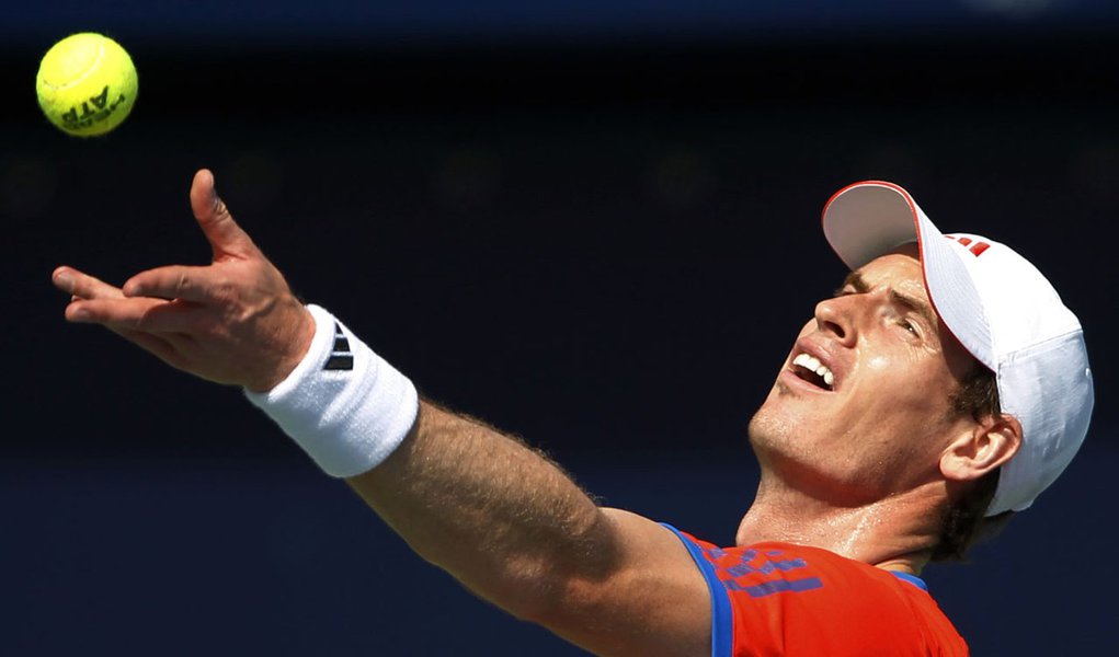 Murray sofre, mas estreia com vitória em Dubai
