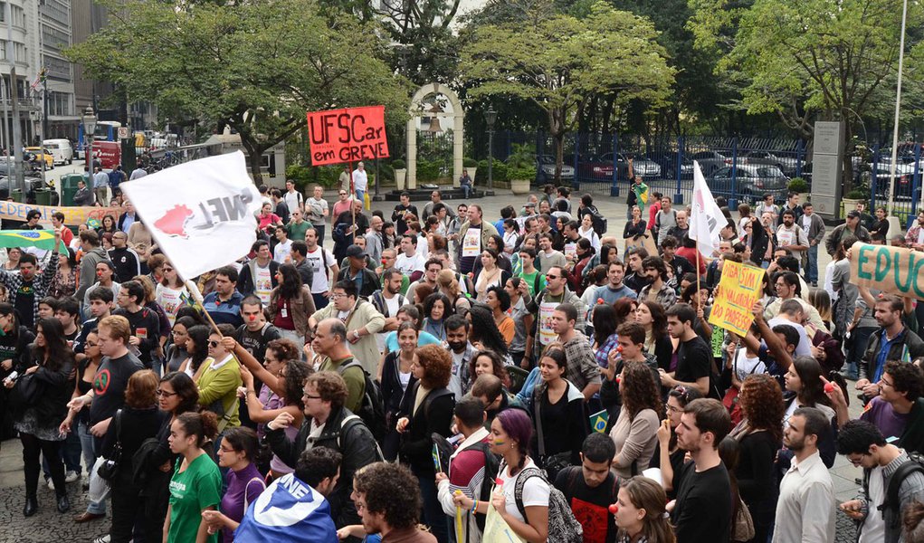 Governo pede trégua de 20 dias a professores universitários