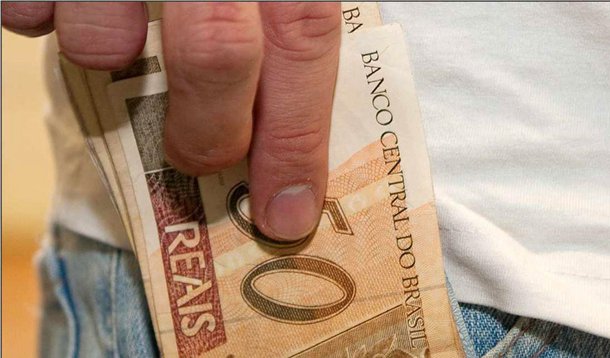 No Brasil, homens contraem mais dívidas que mulheres