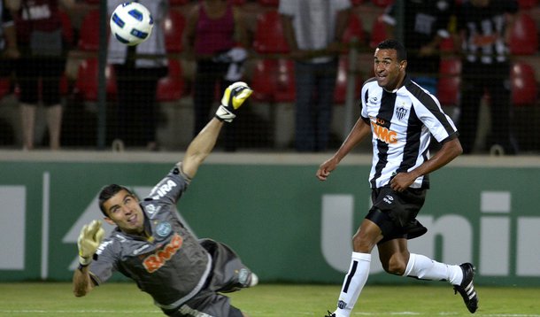 Atlético-MG vence o Coritiba por 2 a 1