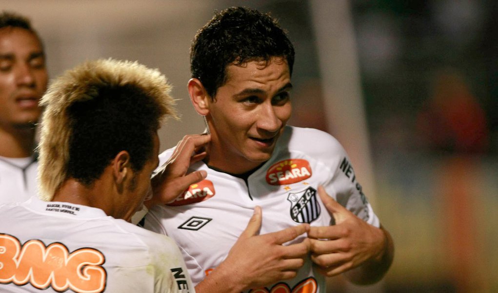 Ganso faz golaço e garante empate para o Santos