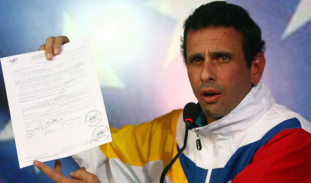 Capriles contesta formalmente resultado das eleições