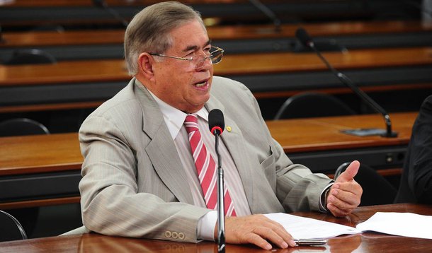 STF arquiva inquérito contra Newton Cardoso