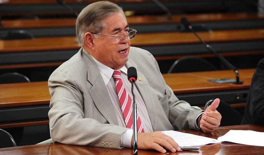 STF arquiva inquérito contra Newton Cardoso