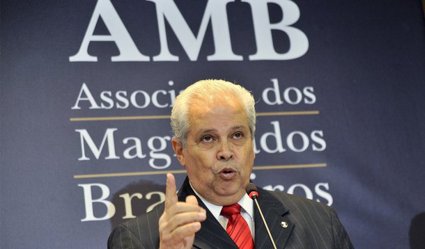 "Estarrecido", presidente da AMB critica ação do CNJ