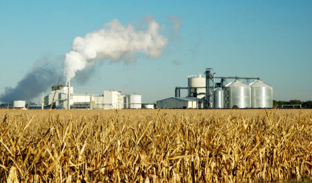 Governo reduz tributos para derrubar preço dos combustíveis