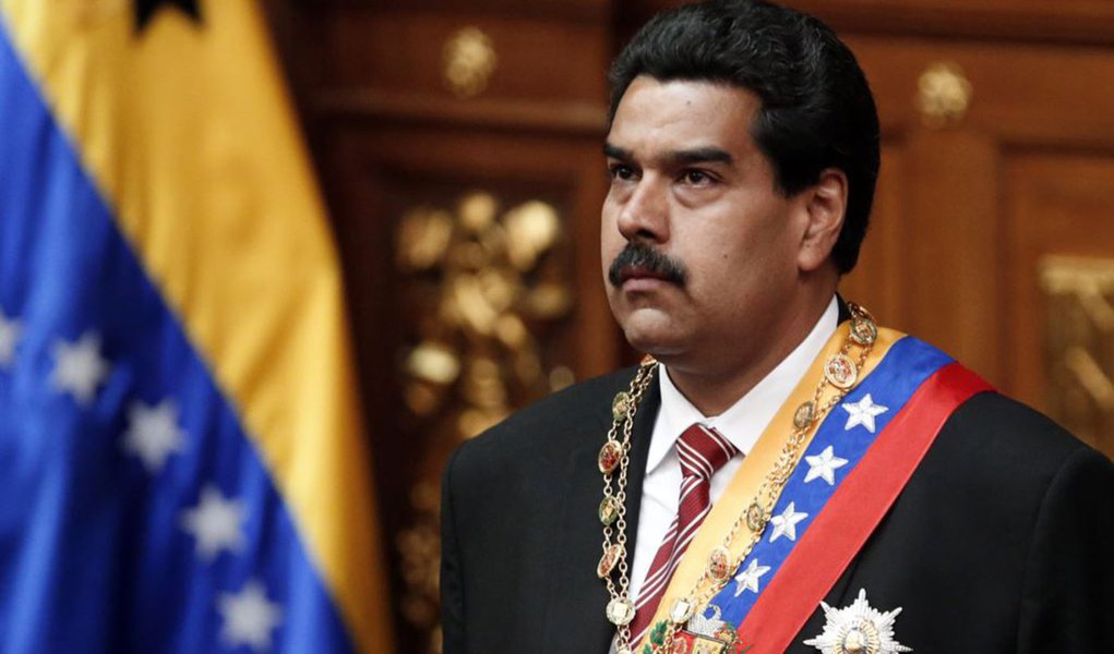 Maduro defende legado de Chávez ao tomar posse