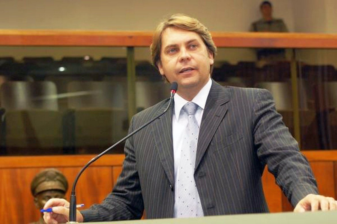 Escudeiro de Iris, Bruno joga confetes em Friboi