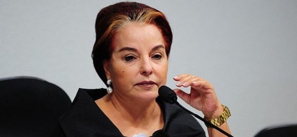 Dona Iris monopoliza caravana e espanta aliados