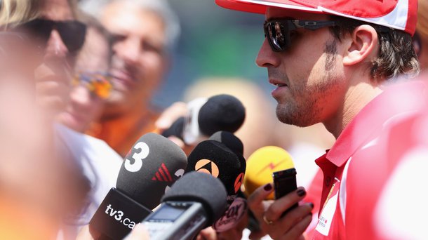 Alonso passeia e vence a primeira do ano