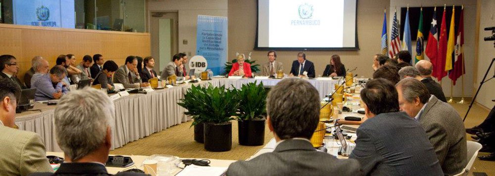 Campos critica governo Dilma junto ao BID