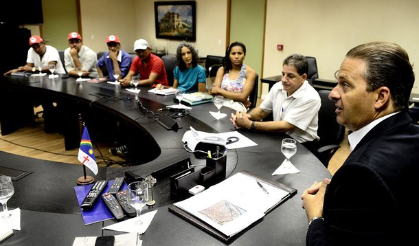 Campos atende MST e desapropria três fazendas