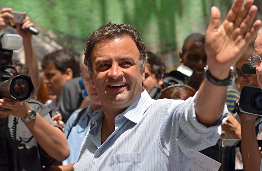 Aécio: "Dilma tolera a inflação e controla lucro"