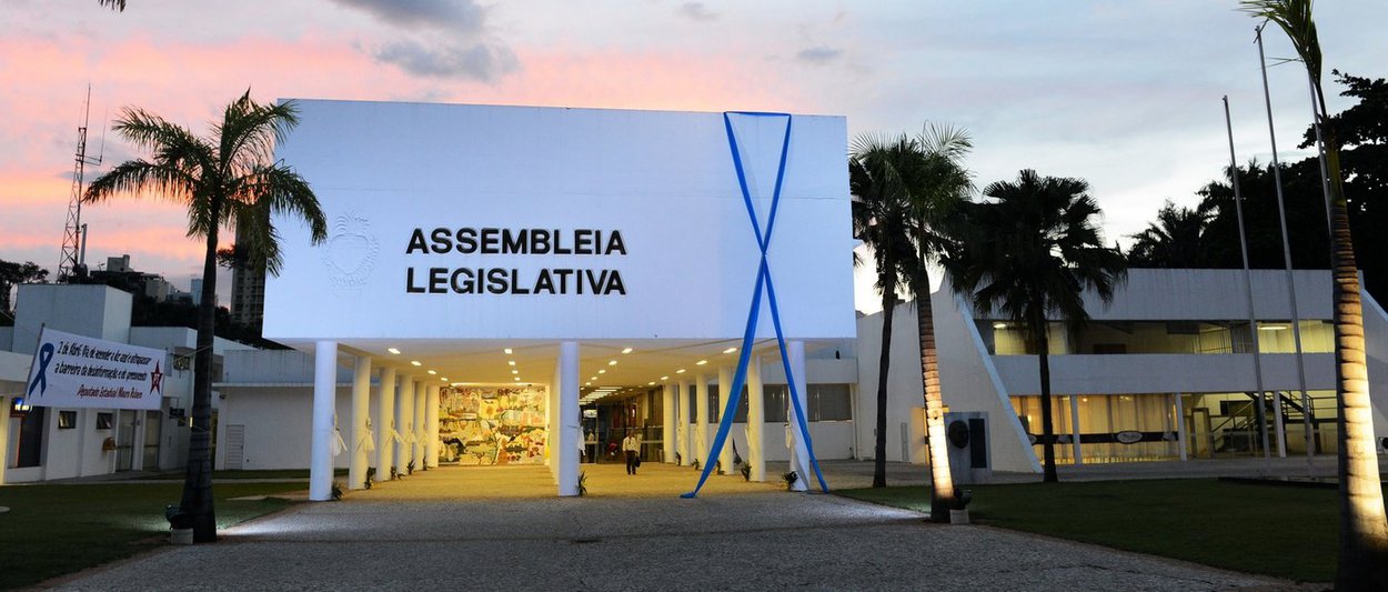 Escândalo na Assembleia goiana: salário de R$ 44 mil