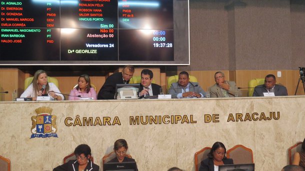 Vereadores pressionam por licitação do transporte; reajuste não é definido