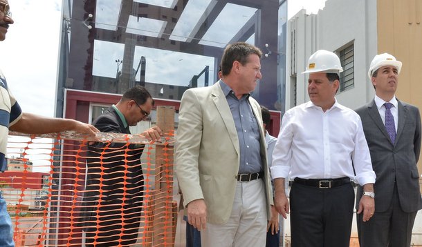 Perillo inspeciona obras da Vila Cultural