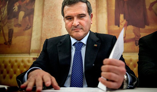 Braço-direito de Passos Coelho renuncia em Portugal