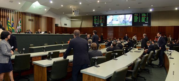 Supersalário na Assembleia supera até o de Perillo