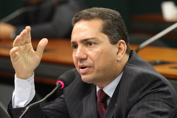 "Aécio não é bom candidato e Eduardo faz jogo desleal"