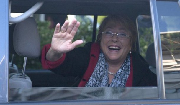 Michelle Bachelet volta ao Chile para disputar eleição presidencial