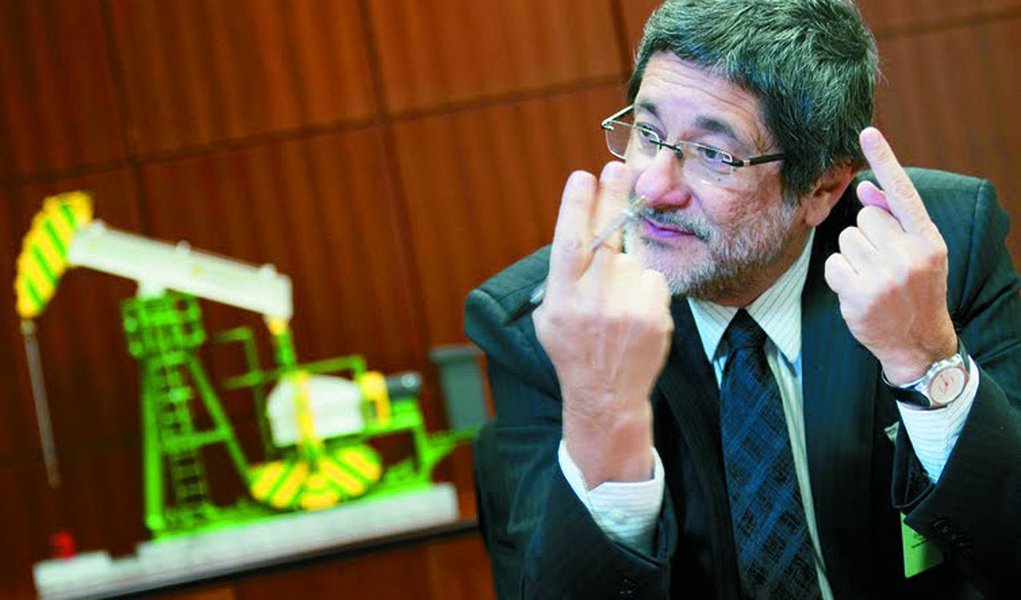 Gabrielli sai em defesa da Petrobras