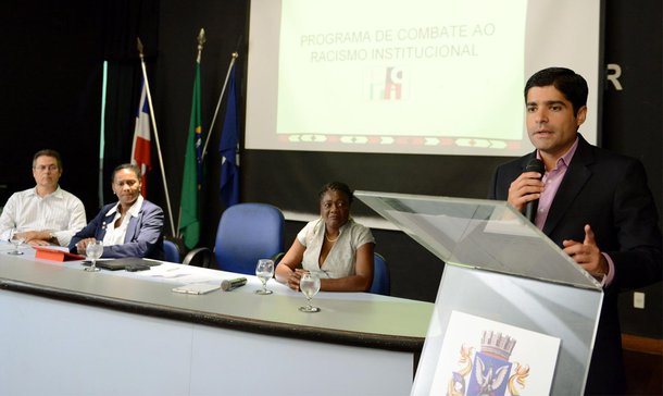 ACM decreta combate ao racismo institucional