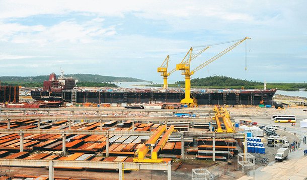 Petroleiro deixa estaleiro com dois anos de atraso