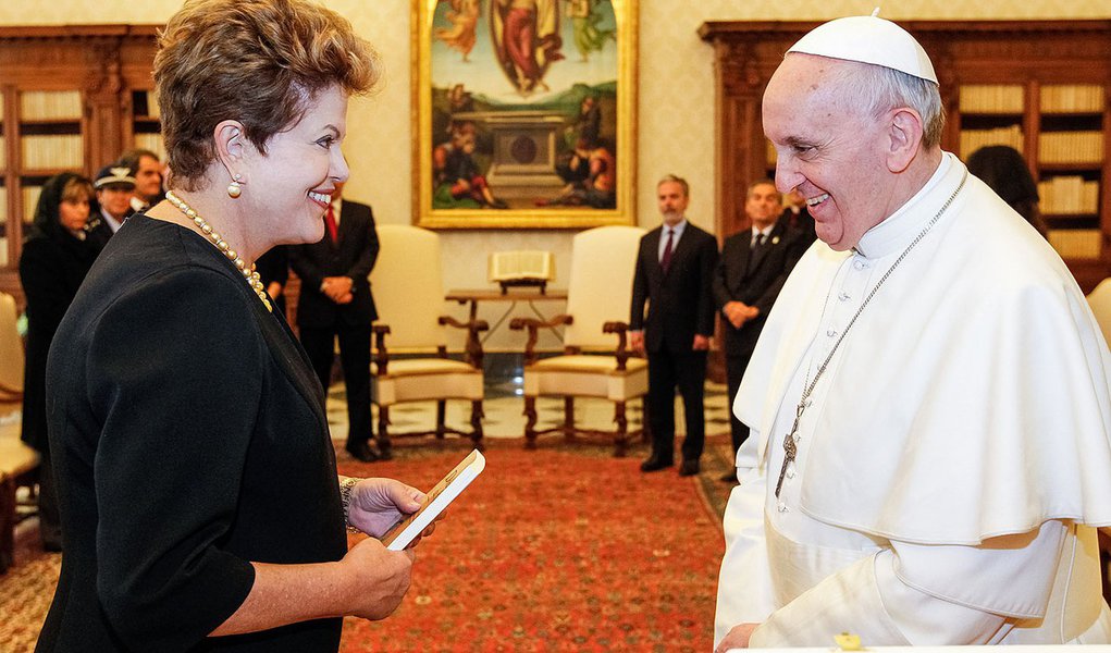 Papa diz a Dilma que ficou comovido com Santa Maria
