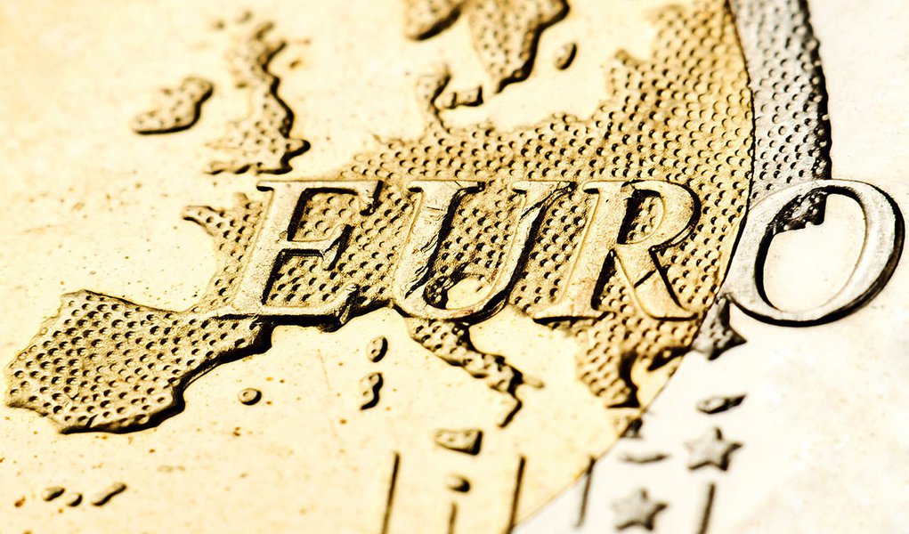 Zona do euro deixa recessão mais rápido que o esperado