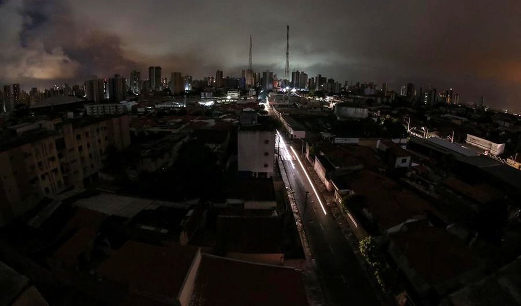 Brasileiros ficaram mais de 18 horas sem luz em 2012