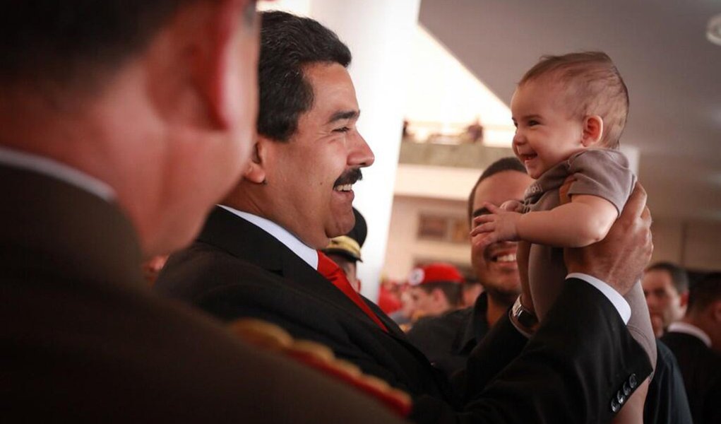 Maduro segue passos de Chávez e estreia no Twitter