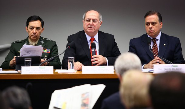 Explicações de Kerry são insuficientes, diz ministro