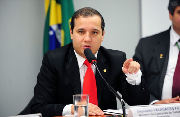 "Eduardo Campos não vai impor candidatura de Valadares ao Governo"