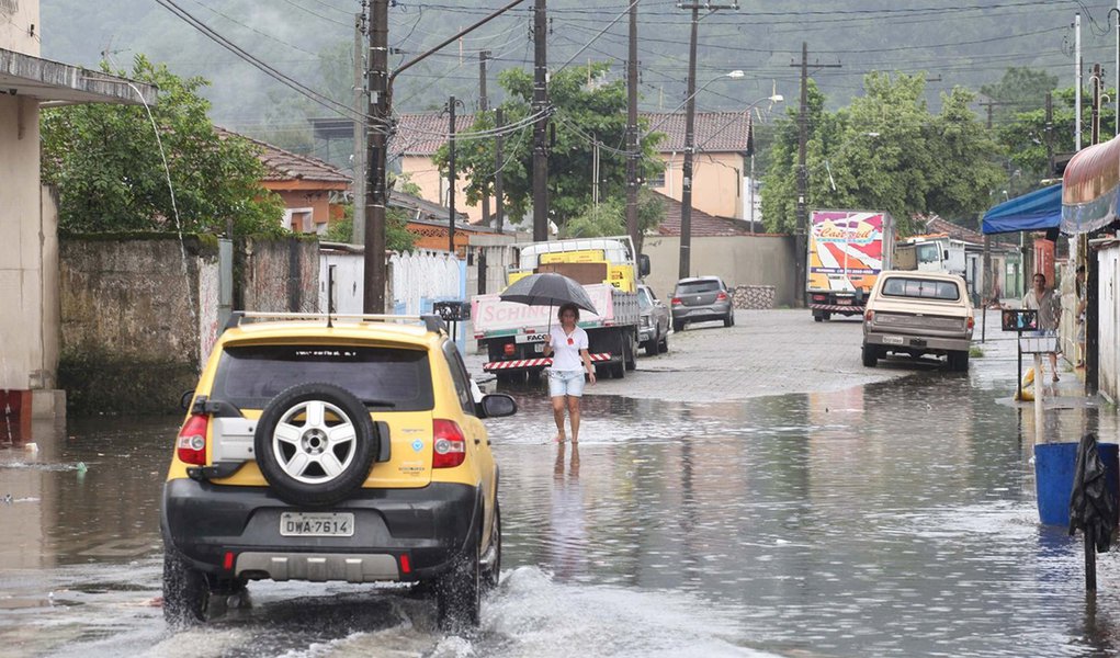 Cresce nº de desabrigados pelas chuvas em Cubatão