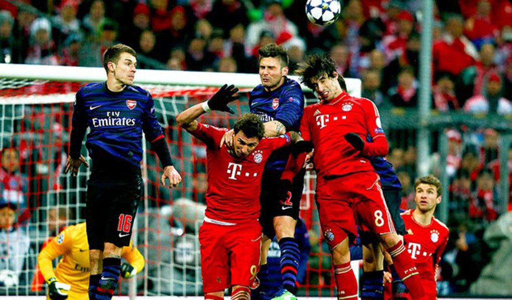 Bayern perde para o Arsenal, mas avança