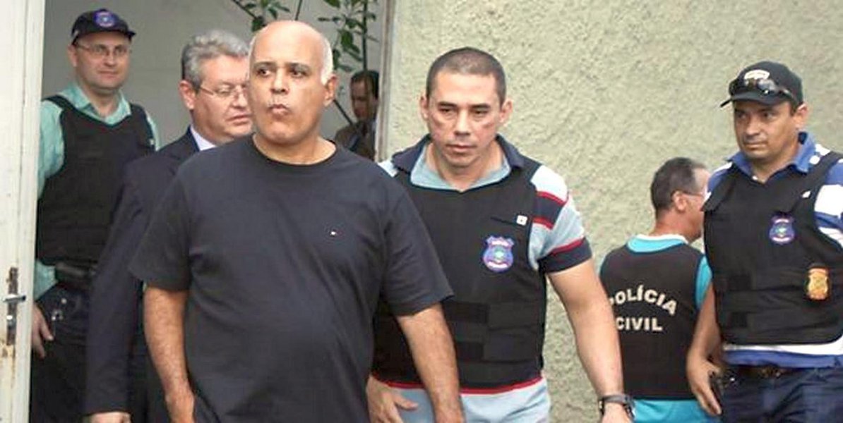Sampaio se apresenta e volta a ser preso
