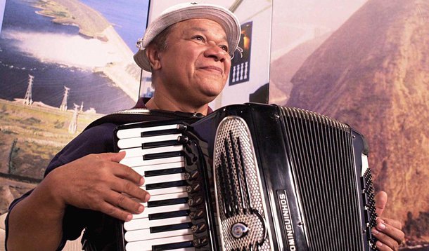 Saúde de Dominguinhos piora e músico volta à UTI