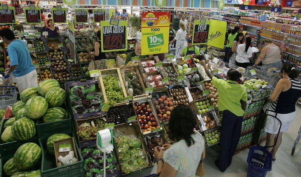 Inflação desacelera e volta a ficar dentro da meta