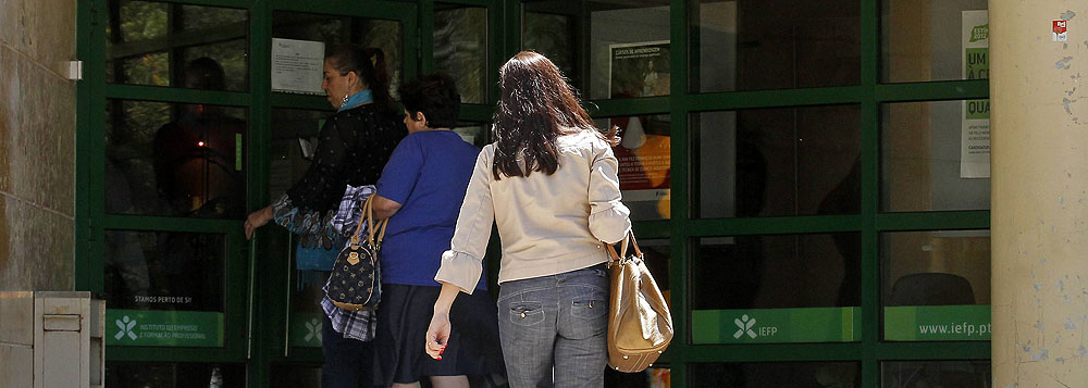 Desemprego em Portugal cai pela 1ª vez em dois anos