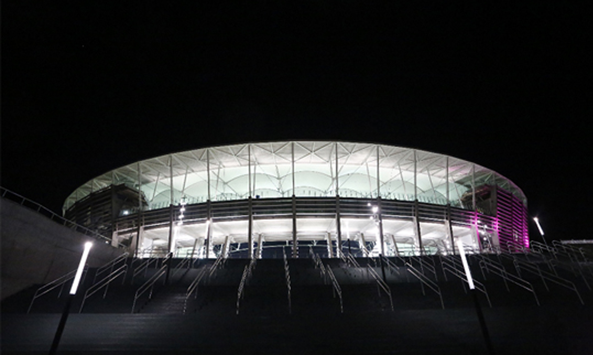 Com iluminação rosa, Arena Fonte Nova é entregue