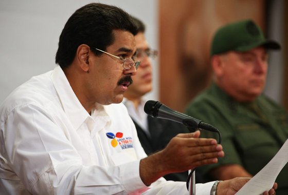 Interino, Maduro assume e convoca eleições