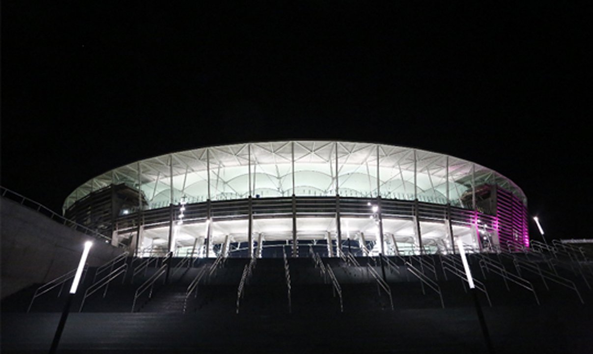 Com iluminação rosa, Arena Fonte Nova é entregue