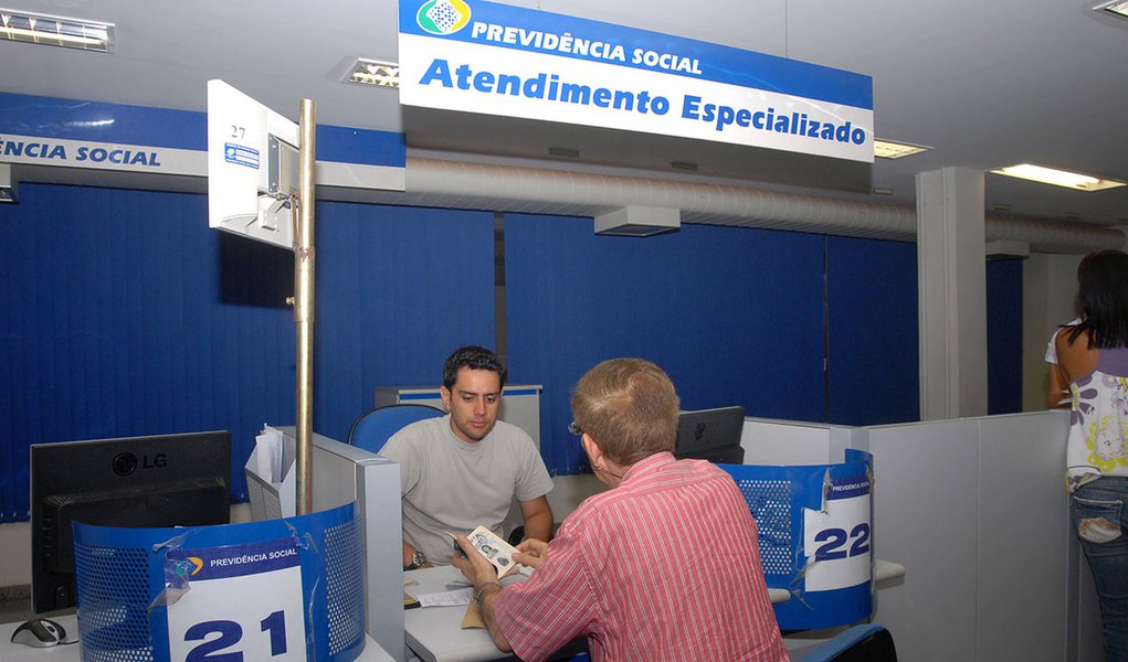 Governo antecipará metade do 13º do INSS 