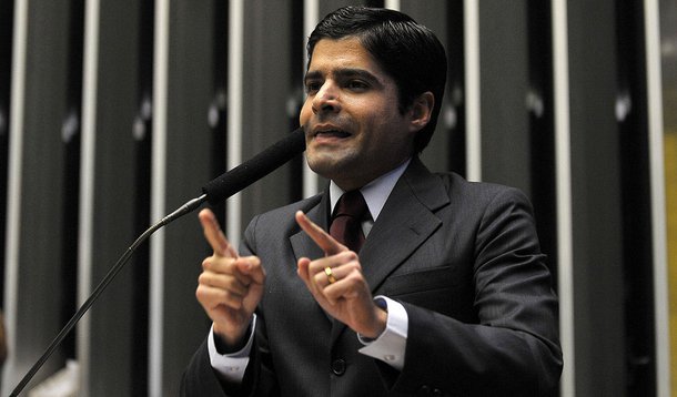 ACM Neto assina decreto de Conselhos Comunitários