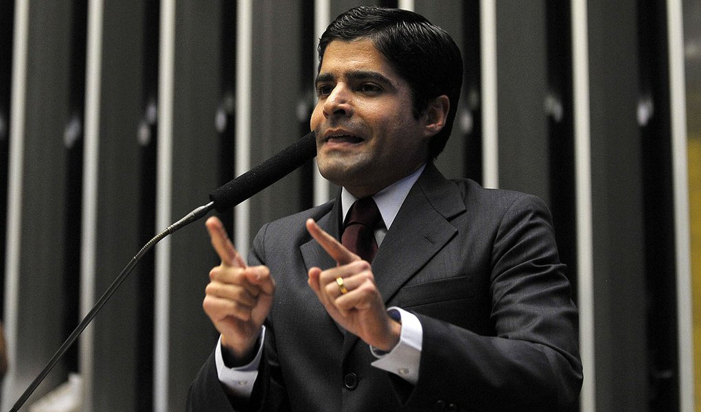 ACM Neto assina decreto de Conselhos Comunitários