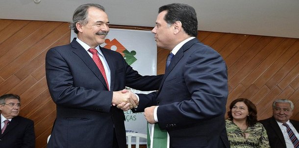 Perillo estende a mão aos companheiros da oposição