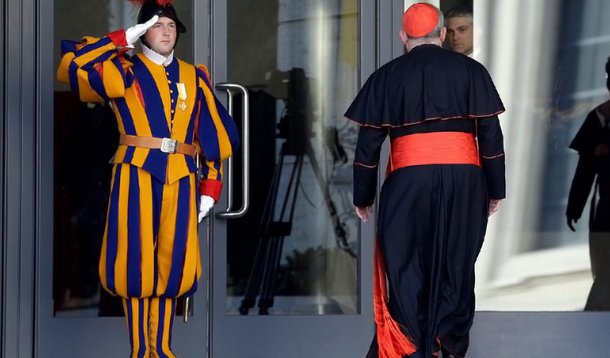 Colégio de Cardeais se reúne pela primeira vez após renúncia