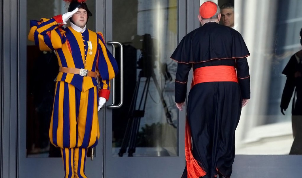 Colégio de Cardeais se reúne pela primeira vez após renúncia