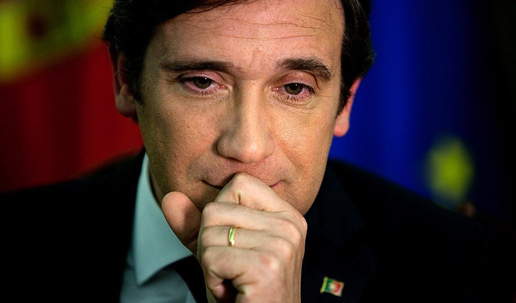 Portugueses pedem demissão do governo de Passos Coelho